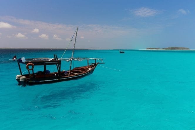 Zanzibar je obklopen průzračným mořem